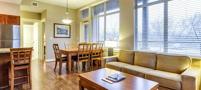 The Cove Lakeside, private grnd flr w/large covered deck, lake, park, mtn view in West Kelowna