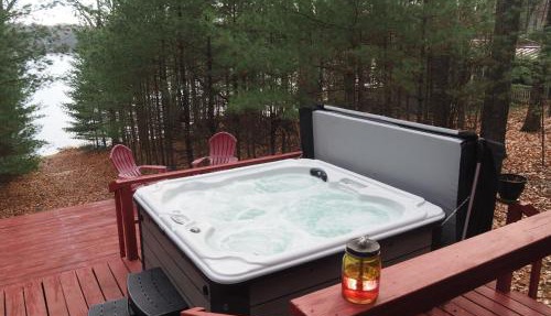 The Cub Hill Chalet - Private Lakefront with Spa! in Kalkaska
