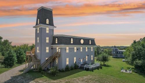 The Starlight Tower Manor, River, Arcades, Observatory, Theater in Fort Atkinson