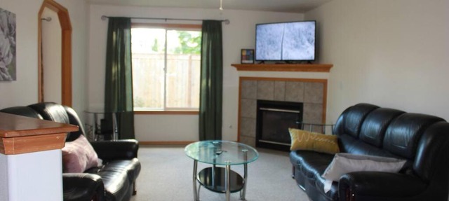 Three-Bedroom Two Bath Home Private Home in Everett