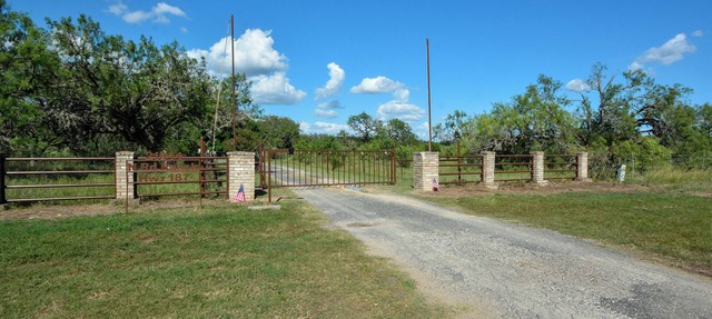 Three Oaks Property in Utopia