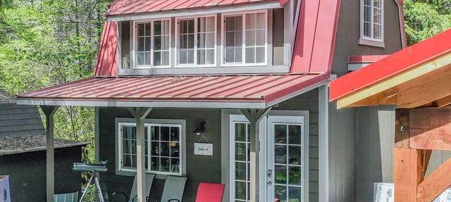 Tiny Home A, just steps from Mt. Rainer Nat. Park w/firepit. in Ashford