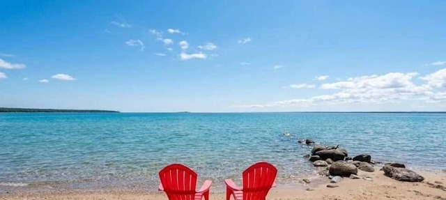 Tiny home with shared beach on Grand Traverse Bay in Northport