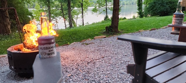 Tiny house on Ohio River cozy, relaxing, peaceful, fishing, kayaking, w/hot tub in Manchester