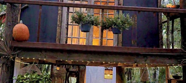 Tiny Off Grid TREEHOUSE with AC in Arcadia