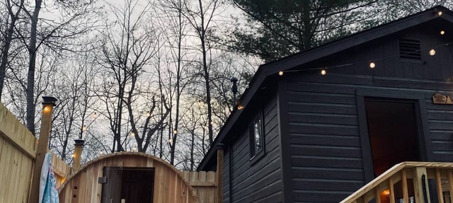 “Tiny Timber” Scandi cabin W/Sauna, plunge tub! in Cushing