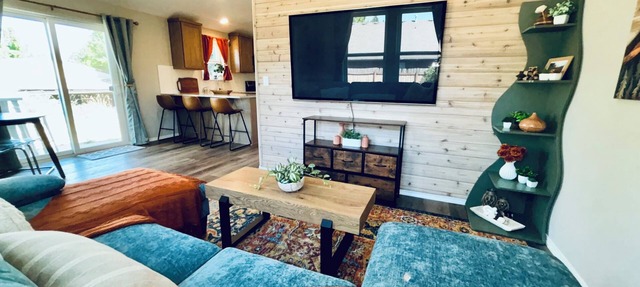 Tranquil Modern Comfort, 3-bedroom, 2 bathroom home with AC in Vancouver in Vancouver