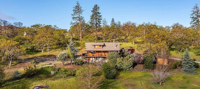 Tranquil, private retreat with stunning views yet close to everything. in Eagle Point