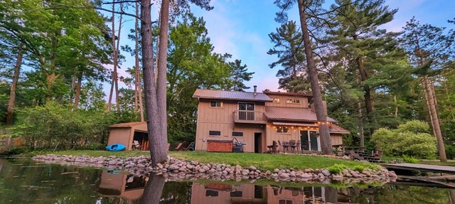 Tranquil Waterside Haven in Schofield