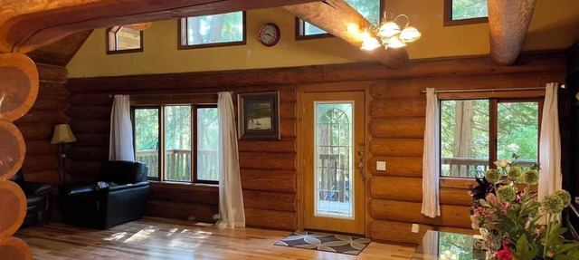 TreeHouse Nook Bed & Breakfast in Ladysmith