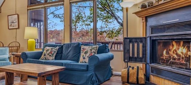 Treetop Cabin - Pool Access - Fireplace - Grill - Screen Porch - Deck - Wifi - Golf Nearby in Hedgesville