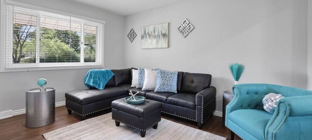 Two Level Charmer, Entire Home, Newly Renovated in Glendale Heights