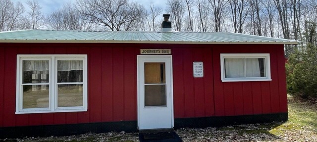 Unplug from it all at a lovely 2-bedroom cabin nestled in the woods! in Gleason