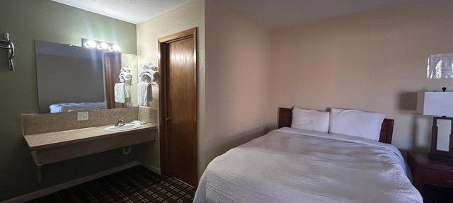 Unwind in a Budget-Friendly Room—Perfect for Relaxing Weekend with Families in Broken Bow