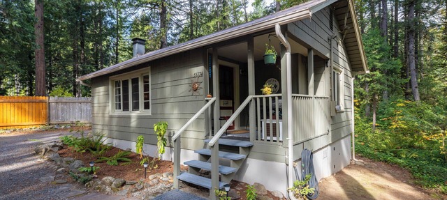 "UpRiver Nest" - Cabin on the Mckenzie River in Oregon in Mckenzie Bridge