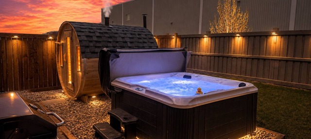 Urban Utopia - Hot Tub - Barrel Sauna - BBQ - Firetable - AC in Edmonton