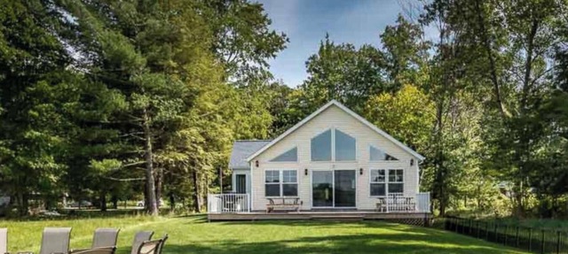 Vast Open Floor Home with Fire Pit on the Lake in Pullman