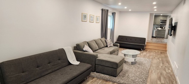 Walk to the Falls & Attractions! Modern, clean & comfortable 4 bedroom house in Niagara Falls
