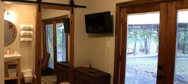 Walnut Waters Bed & Breakfast in Lone Jack