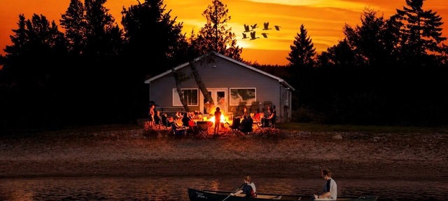 Waterfront Cabin with BBQ, Picnic Space and Amazing Sunsets in Michigan in Au Gres