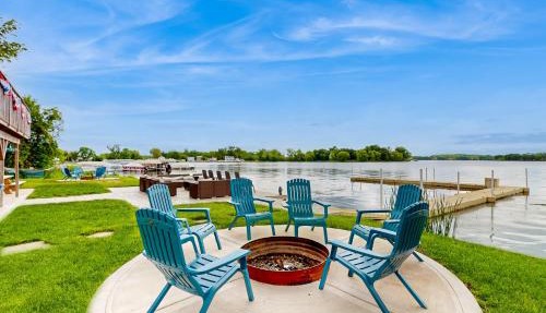 Waterfront Fun! Group Getaway on Lake Marie in Antioch