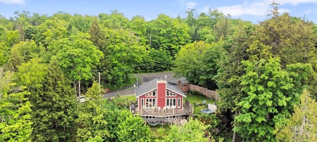 Waterfront, hot tub, dock, beautiful view in Wentworth-Nord