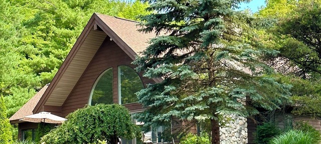Waterfront! Quiet, Spacious, Serene Retreat Located in a Private Wooded Setting in Fife Lake
