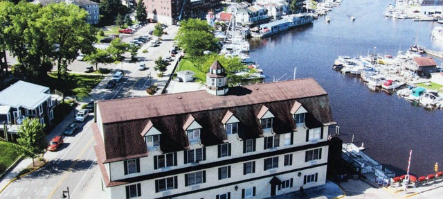 Waters Edge - Walking distance to everything! in South Haven
