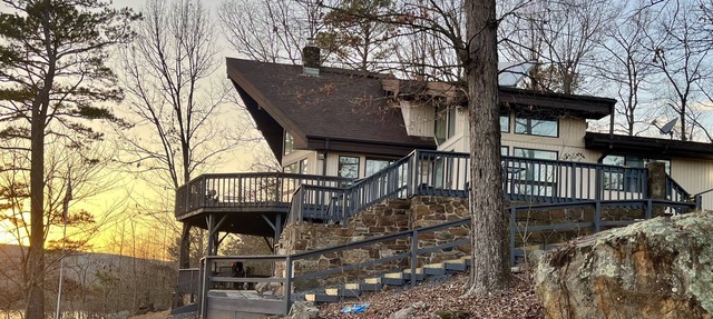 Watershed Getaway on lake, mountain behind house on property, and hiking trails in Center Ridge
