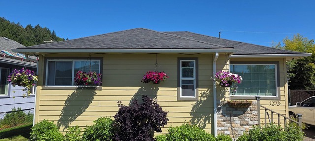 Welcome to the Dahlia house, a charming coastal retreat in Reedsport