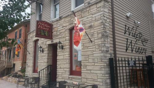 Wide River Winery Inn in Le Claire