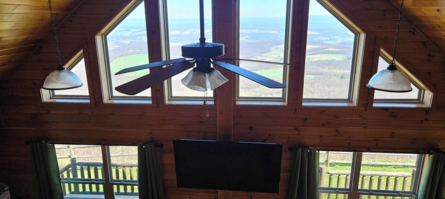 Wonderful 3 bedroom cabin with new updates and breath taking views in Cairnbrook