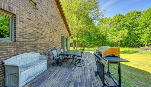 Wooded Applegate Retreat w/Private Trail Access in Applegate
