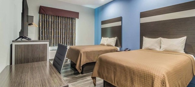 Work, Rest & Recharge Near Pasadena l 2 Queen Suite w/Kitchen in Deer Park