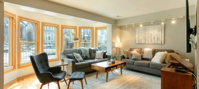 Wrigley Field/Lakeview -Entire Home- Large Groups! in Chicago