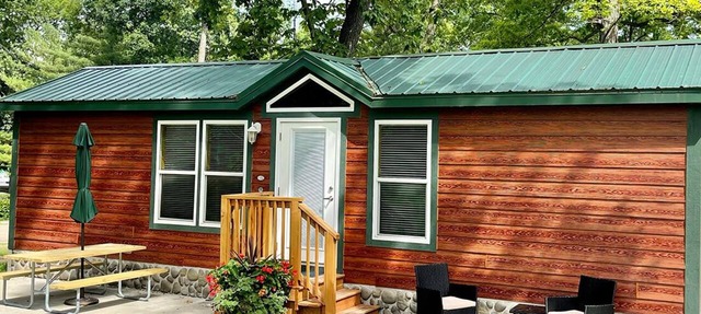 Yellowstone Chalet Cottage in Hartland Township
