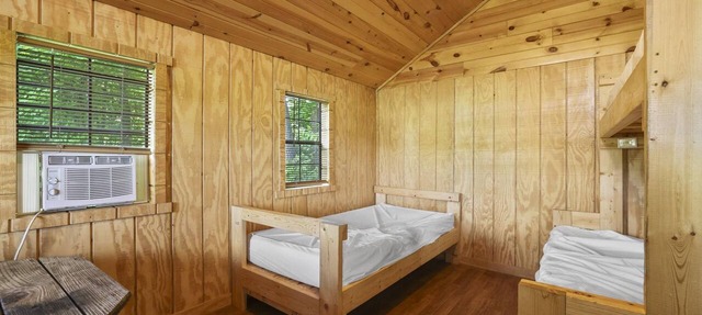 Yeti Rustic Cabin - Yeti Rustic Cabin rates are based on 4 guests, maximum of 6 guests in Rockbridge