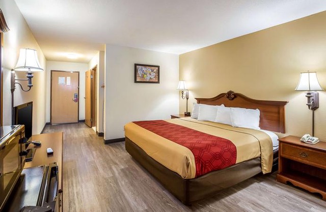 Econo Lodge Inn & Suites Fairview Heights in Fairview Heights