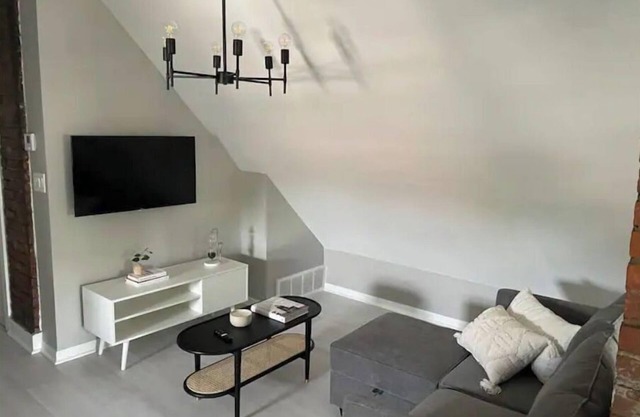 Modern Large Studio Apartment in Heart of Tremont. in Cleveland