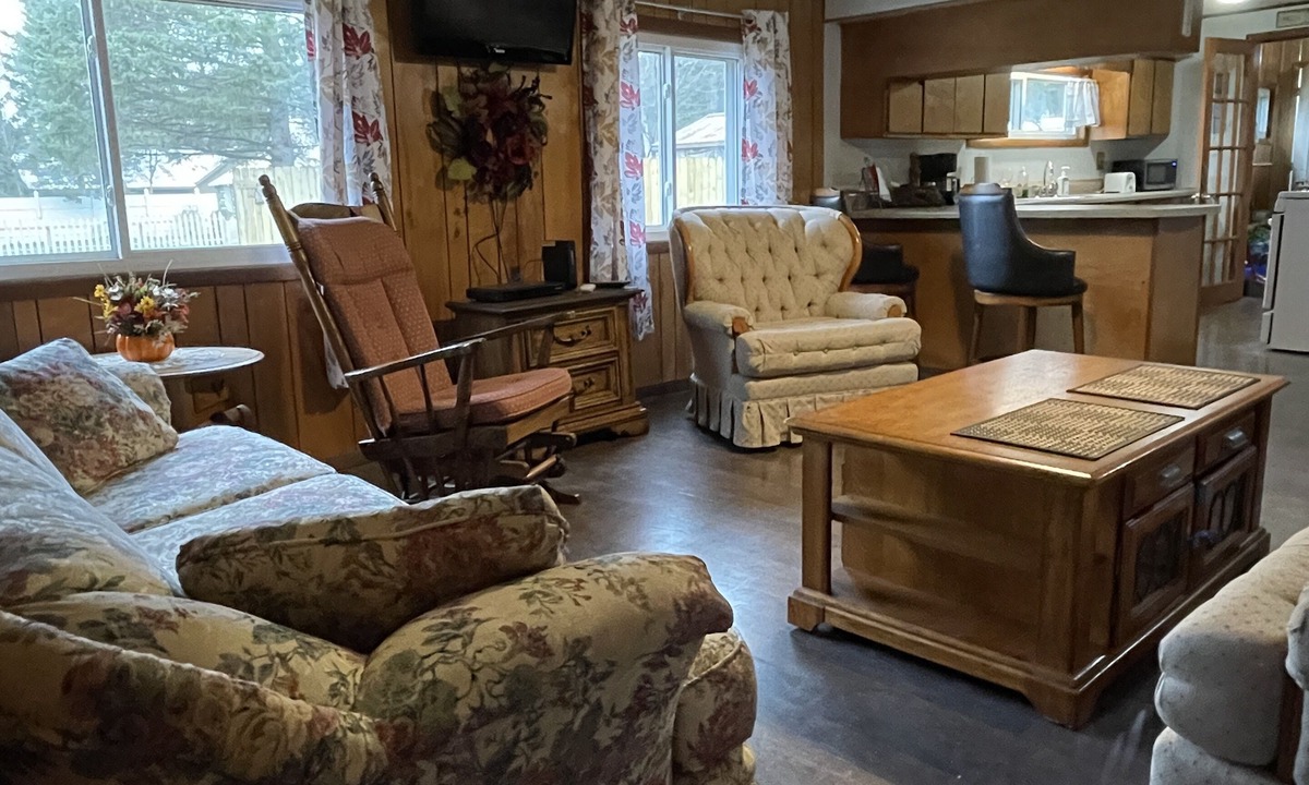 Mio Cabin | Classy log cabin. 3 bedroom. Great for hunting, fishing or kayaking.