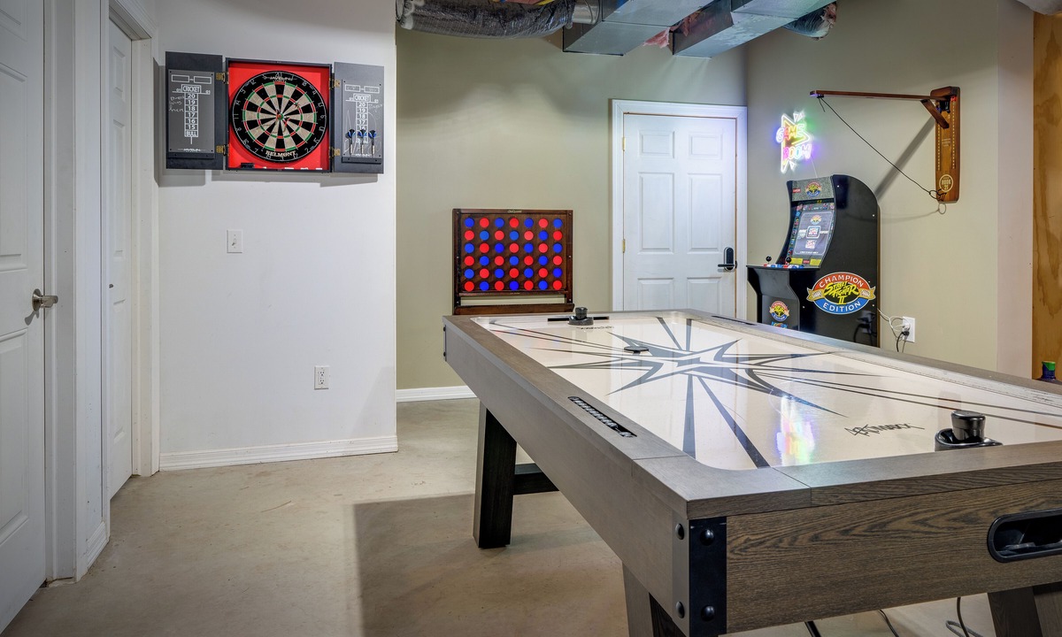 Pellston House | Serene Summer Escape, 6bd, game room, near Mackinaw and Harbor Springs!