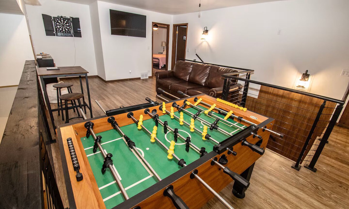 Athelstane Cabin | Charming roomy four seasons lodge for families, friends, and group getaways.
