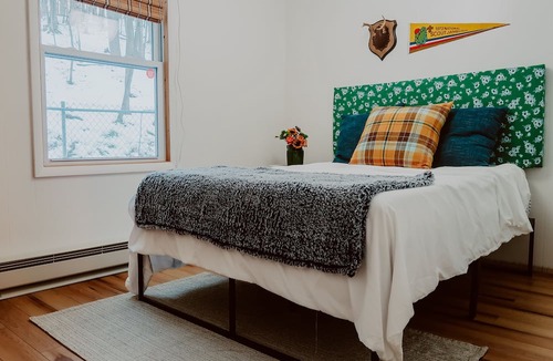 Michaywe House | Cozy cabin in wooded neighborhood - perfect Fall location