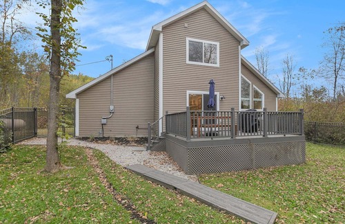 Mayfield Cottage | Boardman Riverfront Retreat Close to Downtown TC 800