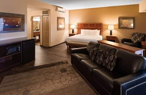 South Loop House | Comfort & Convenience near The Mall of America: Pool & Free Airport Shuttle