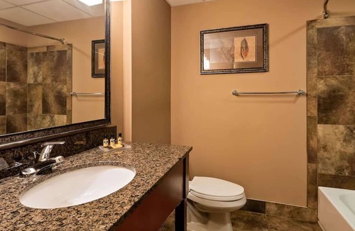 South Loop House | Family-Friendly Retreat with Indoor Water Park, Close to Shopping Haven