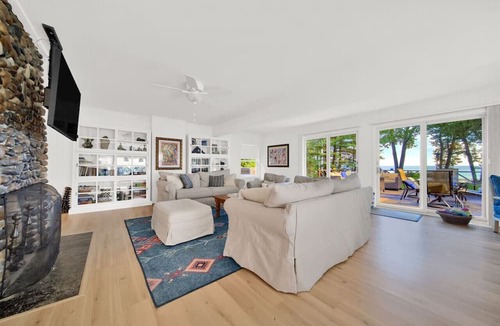 Lexington House | Larry's Lakefront Sleeps 14 with a Private Beach!