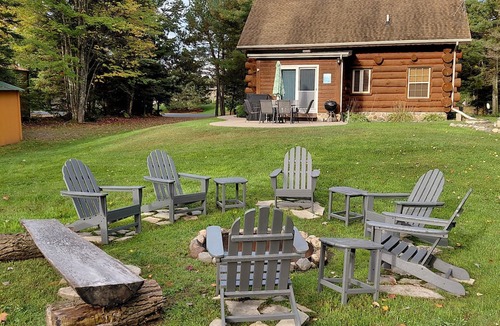 Florence Cabin | Log cabin on beautiful Keyes Lake