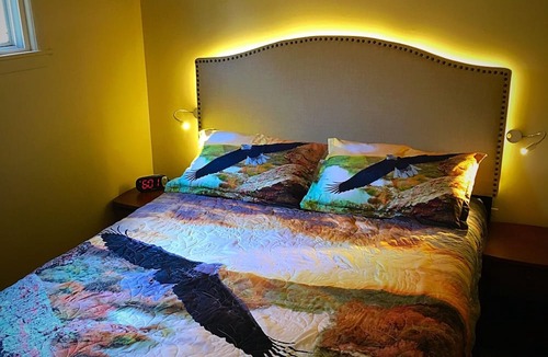 Gladstone Cottage | "Eagle's Retreat" Vacation Cottage With Gorgeous Park And Lake Views