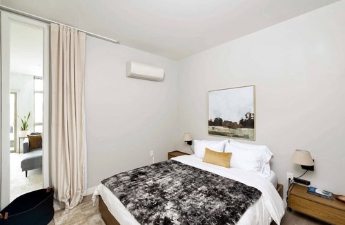 Fifth Ward Apartment | Walker`s Point Apt with Gym and Balcony | Sleeps 4-5